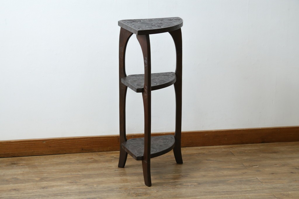 中古　伝統工芸　日光彫り　ダイナミックな花の意匠が存在感のあるコーナーラック　(R-061658)