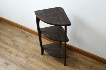 中古　伝統工芸　日光彫り　ダイナミックな花の意匠が存在感のあるコーナーラック　(R-061658)