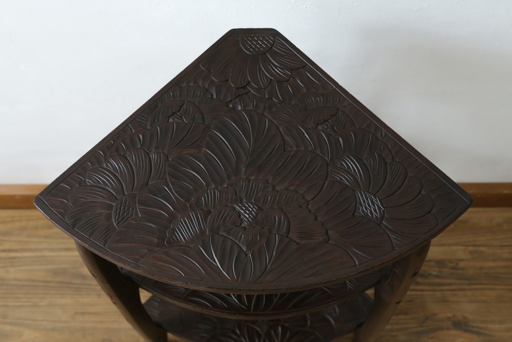 中古　伝統工芸　日光彫り　ダイナミックな花の意匠が存在感のあるコーナーラック　(R-061658)