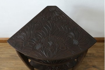中古　伝統工芸　日光彫り　ダイナミックな花の意匠が存在感のあるコーナーラック　(R-061658)