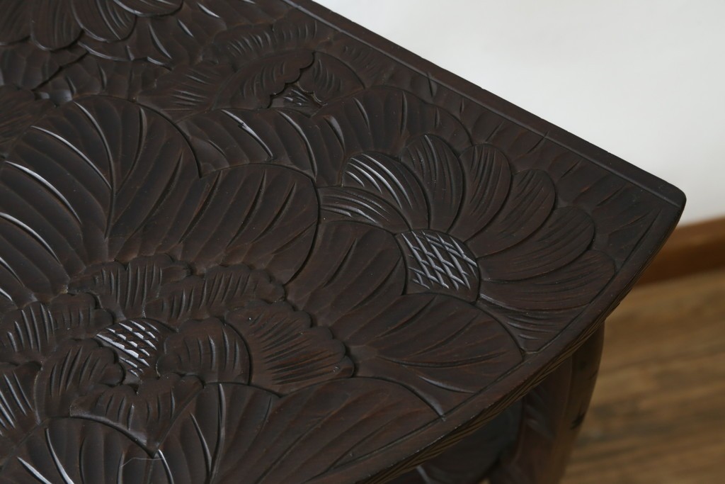 中古　伝統工芸　日光彫り　ダイナミックな花の意匠が存在感のあるコーナーラック　(R-061658)