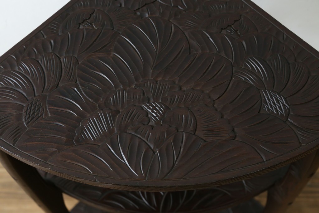 中古　伝統工芸　日光彫り　ダイナミックな花の意匠が存在感のあるコーナーラック　(R-061658)