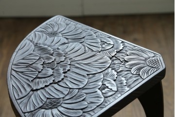 中古　伝統工芸　日光彫り　ダイナミックな花の意匠が存在感のあるコーナーラック　(R-061658)