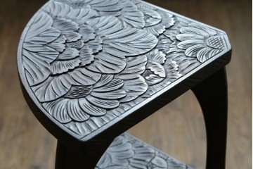 中古　伝統工芸　日光彫り　ダイナミックな花の意匠が存在感のあるコーナーラック　(R-061658)