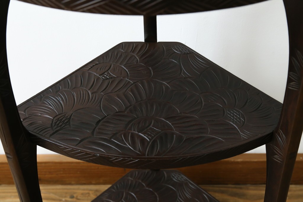 中古　伝統工芸　日光彫り　ダイナミックな花の意匠が存在感のあるコーナーラック　(R-061658)