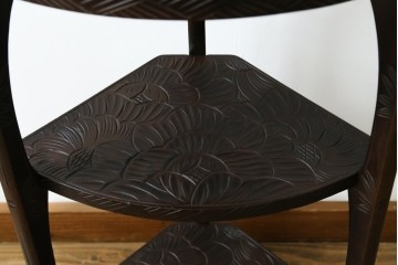 中古　伝統工芸　日光彫り　ダイナミックな花の意匠が存在感のあるコーナーラック　(R-061658)