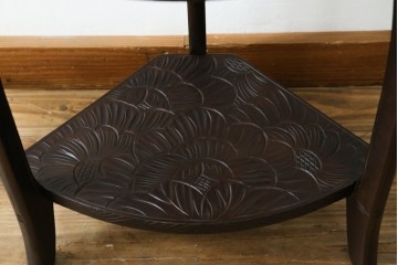 中古　伝統工芸　日光彫り　ダイナミックな花の意匠が存在感のあるコーナーラック　(R-061658)