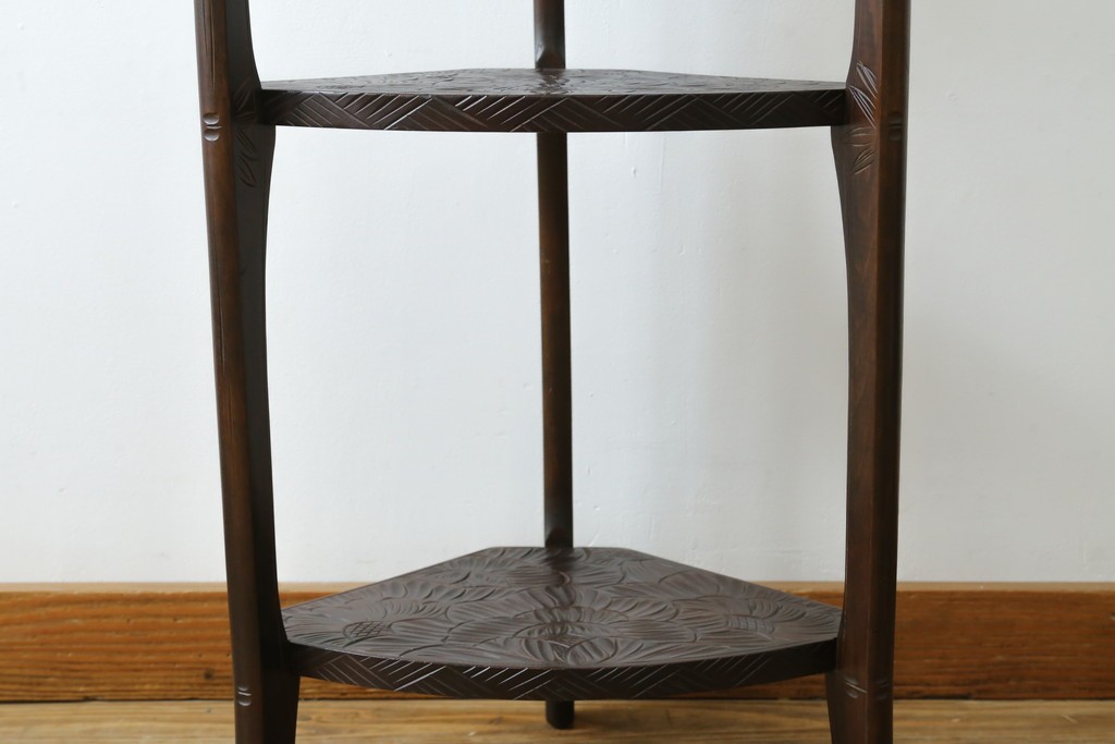 中古　伝統工芸　日光彫り　ダイナミックな花の意匠が存在感のあるコーナーラック　(R-061658)