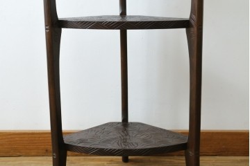 中古　伝統工芸　日光彫り　ダイナミックな花の意匠が存在感のあるコーナーラック　(R-061658)