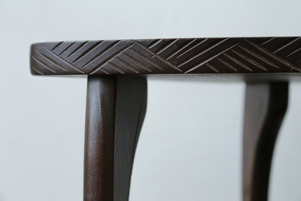 中古　伝統工芸　日光彫り　ダイナミックな花の意匠が存在感のあるコーナーラック　(R-061658)