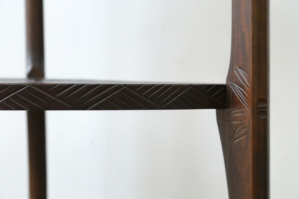 中古　伝統工芸　日光彫り　ダイナミックな花の意匠が存在感のあるコーナーラック　(R-061658)