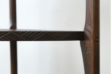 中古　伝統工芸　日光彫り　ダイナミックな花の意匠が存在感のあるコーナーラック　(R-061658)