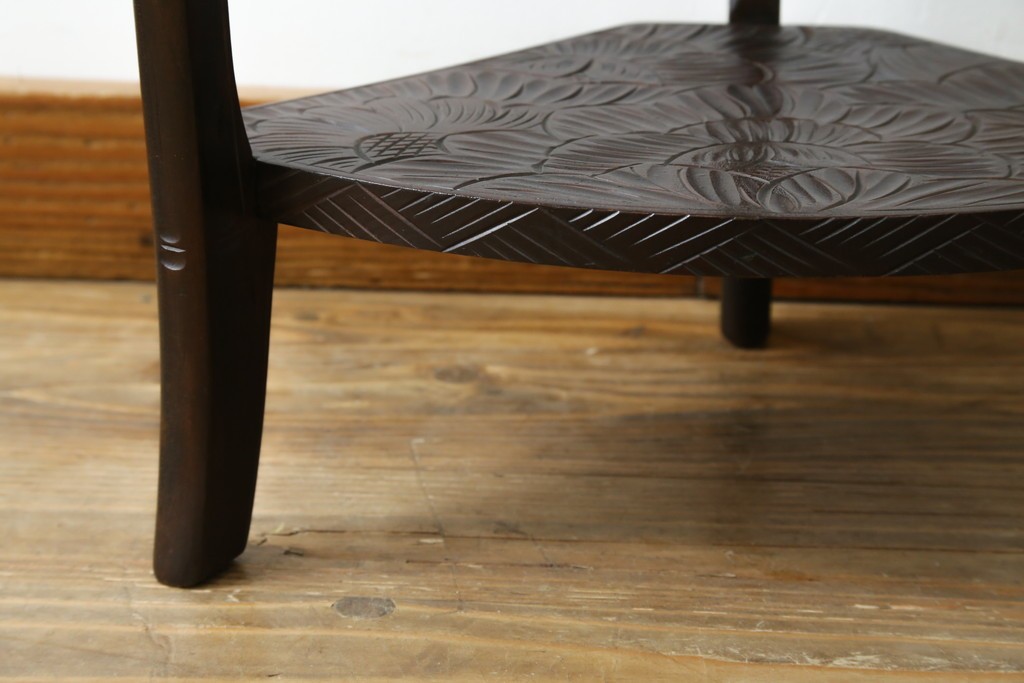 中古　伝統工芸　日光彫り　ダイナミックな花の意匠が存在感のあるコーナーラック　(R-061658)