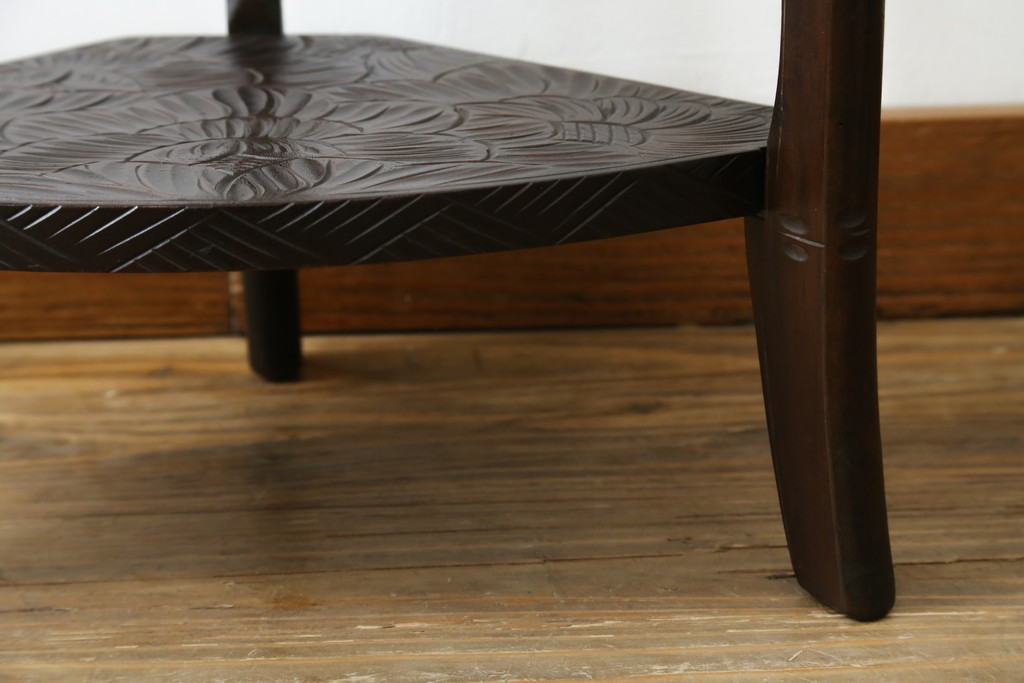 中古　伝統工芸　日光彫り　ダイナミックな花の意匠が存在感のあるコーナーラック　(R-061658)