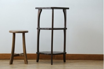 中古　伝統工芸　日光彫り　ダイナミックな花の意匠が存在感のあるコーナーラック　(R-061658)