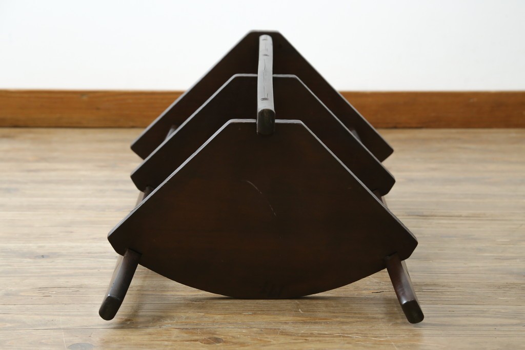 中古　伝統工芸　日光彫り　ダイナミックな花の意匠が存在感のあるコーナーラック　(R-061658)