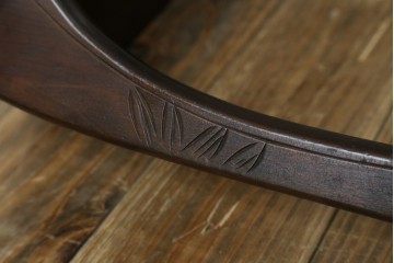 中古　伝統工芸　日光彫り　ダイナミックな花の意匠が存在感のあるコーナーラック　(R-061658)