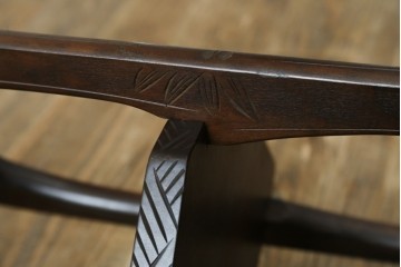 中古　伝統工芸　日光彫り　ダイナミックな花の意匠が存在感のあるコーナーラック　(R-061658)