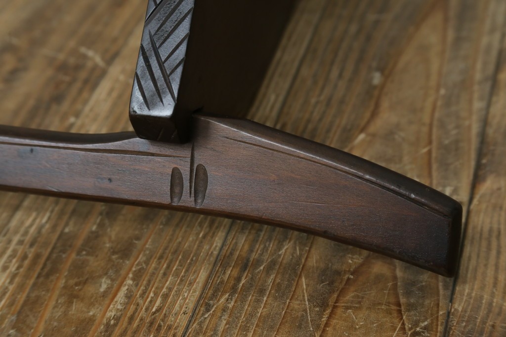 中古　伝統工芸　日光彫り　ダイナミックな花の意匠が存在感のあるコーナーラック　(R-061658)