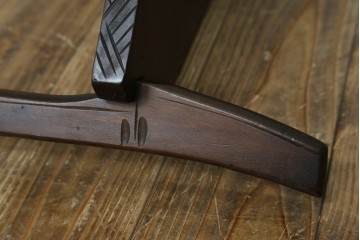 中古　伝統工芸　日光彫り　ダイナミックな花の意匠が存在感のあるコーナーラック　(R-061658)