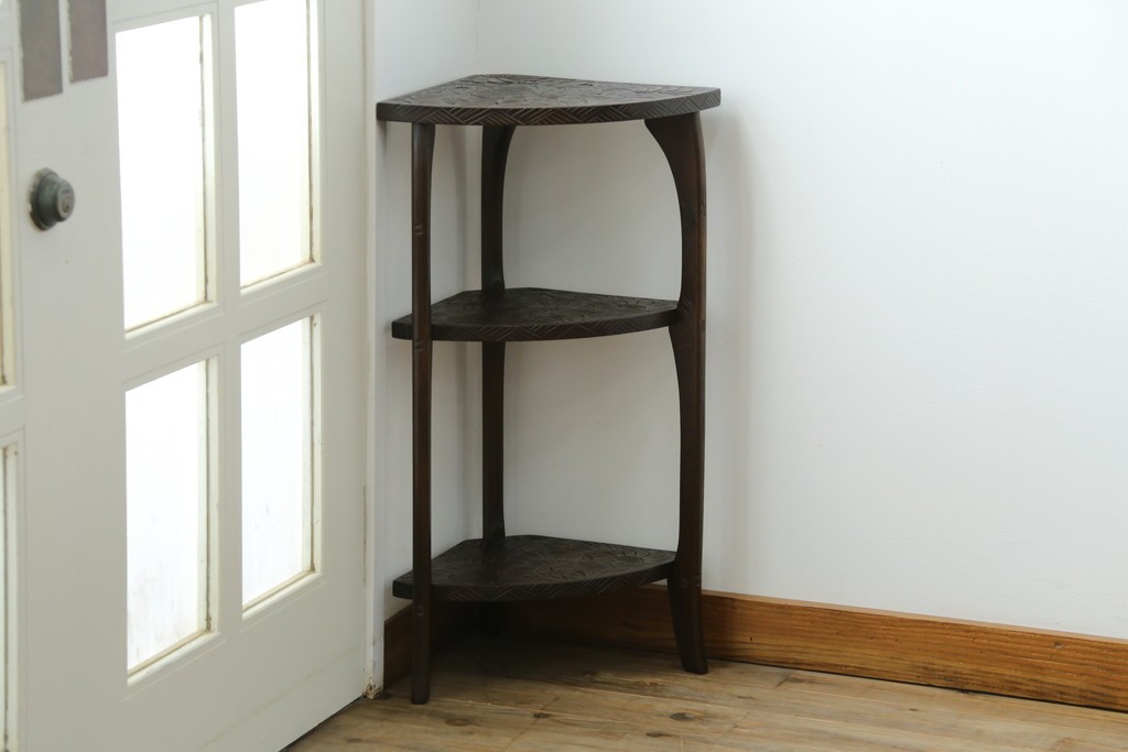 中古　伝統工芸　日光彫り　ダイナミックな花の意匠が存在感のあるコーナーラック　(R-061658)