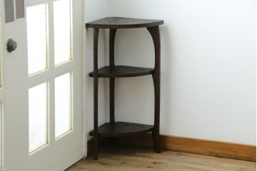 中古　伝統工芸　日光彫り　ダイナミックな花の意匠が存在感のあるコーナーラック　(R-061658)