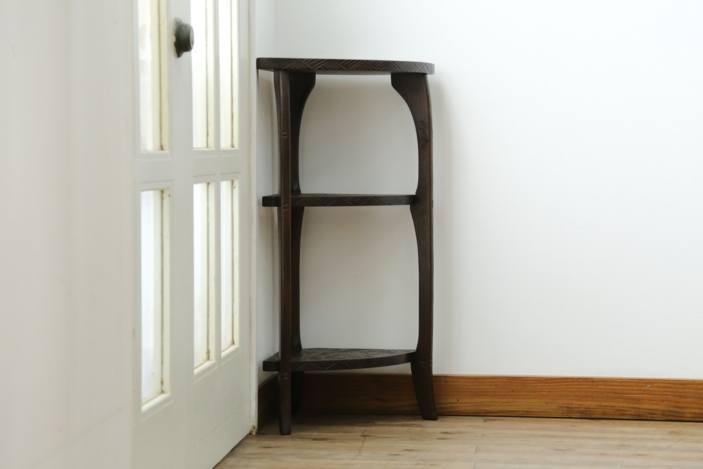 中古　伝統工芸　日光彫り　ダイナミックな花の意匠が存在感のあるコーナーラック　(R-061658)