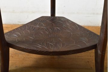 中古　伝統工芸　日光彫り　ダイナミックな花の意匠が存在感のあるコーナーラック(飾り台、花台)(R-061658)