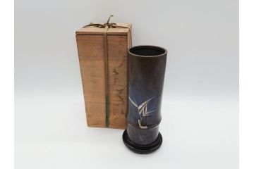 金工　三越　銅製　銀象嵌　竹笹図　花瓶(台座付き、花入、花器、贈呈品、茨城県酒造組合)(R-061674)