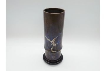 金工　三越　銅製　銀象嵌　竹笹図　花瓶(台座付き、花入、花器、贈呈品、茨城県酒造組合)(R-061674)