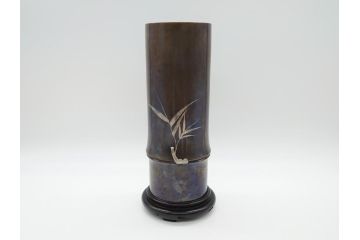 金工　三越　銅製　銀象嵌　竹笹図　花瓶(台座付き、花入、花器、贈呈品、茨城県酒造組合)(R-061674)