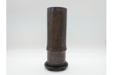 金工　三越　銅製　銀象嵌　竹笹図　花瓶(台座付き、花入、花器、贈呈品、茨城県酒造組合)(R-061674)