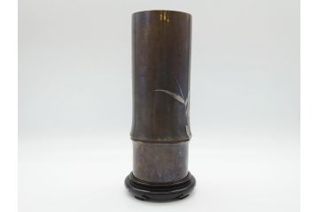 金工　三越　銅製　銀象嵌　竹笹図　花瓶(台座付き、花入、花器、贈呈品、茨城県酒造組合)(R-061674)