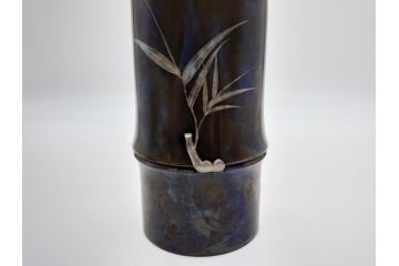 金工　三越　銅製　銀象嵌　竹笹図　花瓶(台座付き、花入、花器、贈呈品、茨城県酒造組合)(R-061674)