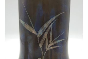 金工　三越　銅製　銀象嵌　竹笹図　花瓶(台座付き、花入、花器、贈呈品、茨城県酒造組合)(R-061674)