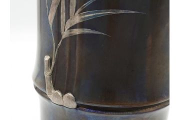 金工　三越　銅製　銀象嵌　竹笹図　花瓶(台座付き、花入、花器、贈呈品、茨城県酒造組合)(R-061674)