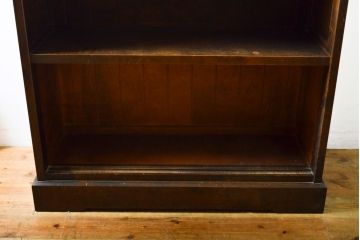 中古　北海道民芸家具　シンプルながらもクラシカルな雰囲気漂う本棚(ブックシェルフ、飾り棚、収納棚、ブックケース、キャビネット)(R-061681)