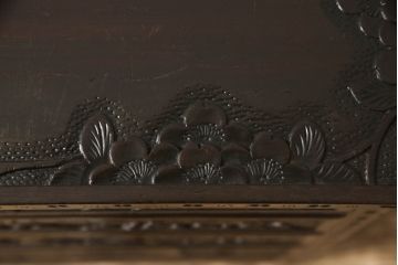和製ビンテージ　伝統工芸　軽井沢彫り　桜の彫りが優美な小振りのチェスト(小物収納、小箪笥、収納箪笥、引き出し、ヴィンテージ)(R-061683)
