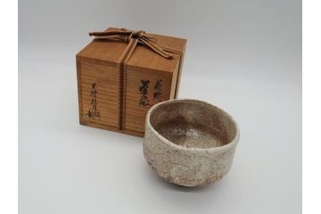 玉村松月　萩焼　抹茶碗　奥深い味わいが感じられる茶碗(共箱付き、茶器、茶道具、和食器、高麗焼)(R-061684)