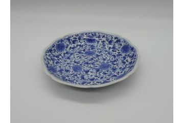 江戸期　古伊万里　染付　花唐草文　牡丹　6.3寸　約19cm　可憐な牡丹と小花がかわいい中皿(六寸三分、和皿、和食器、変形皿)(R-061698)