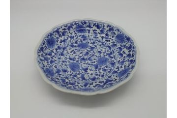 江戸期　古伊万里　染付　花唐草文　牡丹　6.3寸　約19cm　可憐な牡丹と小花がかわいい中皿(六寸三分、和皿、和食器、変形皿)(R-061698)
