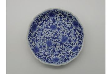 江戸期　古伊万里　染付　花唐草文　牡丹　6.3寸　約19cm　可憐な牡丹と小花がかわいい中皿(六寸三分、和皿、和食器、変形皿)(R-061698)