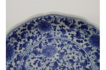 江戸期　古伊万里　染付　花唐草文　牡丹　6.3寸　約19cm　可憐な牡丹と小花がかわいい中皿(六寸三分、和皿、和食器、変形皿)(R-061698)