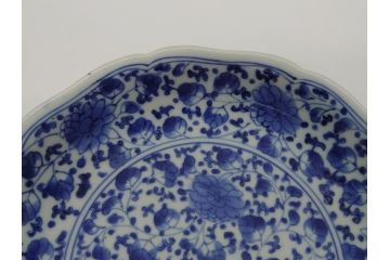 江戸期　古伊万里　染付　花唐草文　牡丹　6.3寸　約19cm　可憐な牡丹と小花がかわいい中皿(六寸三分、和皿、和食器、変形皿)(R-061698)