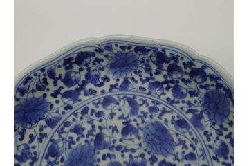 江戸期　古伊万里　染付　花唐草文　牡丹　6.3寸　約19cm　可憐な牡丹と小花がかわいい中皿(六寸三分、和皿、和食器、変形皿)(R-061698)