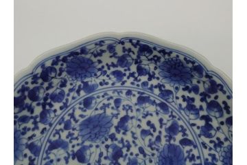 江戸期　古伊万里　染付　花唐草文　牡丹　6.3寸　約19cm　可憐な牡丹と小花がかわいい中皿(六寸三分、和皿、和食器、変形皿)(R-061698)