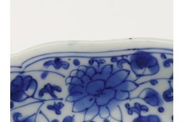 江戸期　古伊万里　染付　花唐草文　牡丹　6.3寸　約19cm　可憐な牡丹と小花がかわいい中皿(六寸三分、和皿、和食器、変形皿)(R-061698)