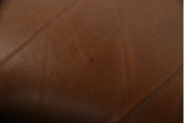 イギリスビンテージ　本革　重厚感のある佇まいが魅力的なウイングバックソファ(ウィングバック、チェスターフィールドソファ、アームソファ、一人掛けソファ、レザーソファ、ヴィンテージ)(R-061709)