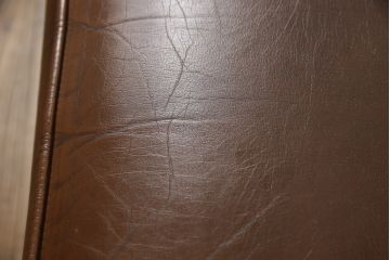 イギリスビンテージ　本革　重厚感のある佇まいが魅力的なウイングバックソファ(ウィングバック、チェスターフィールドソファ、アームソファ、一人掛けソファ、レザーソファ、ヴィンテージ)(R-061709)