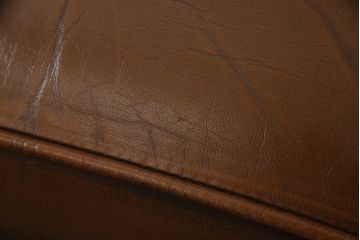 イギリスビンテージ　本革　重厚感のある佇まいが魅力的なウイングバックソファ(ウィングバック、チェスターフィールドソファ、アームソファ、一人掛けソファ、レザーソファ、ヴィンテージ)(R-061709)